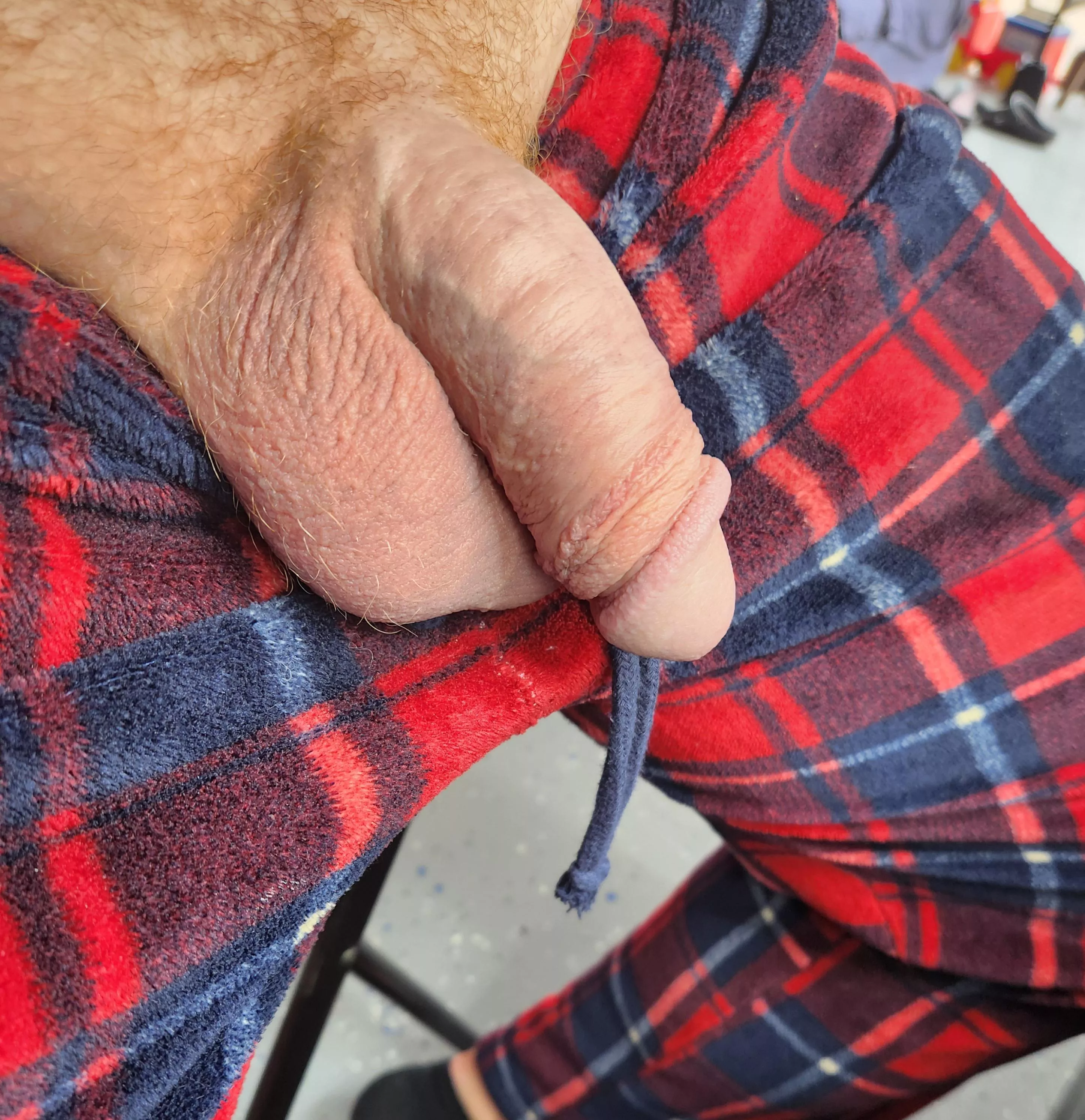 Red pants and pubes 😏 posted by gingerdad_nxtdoor