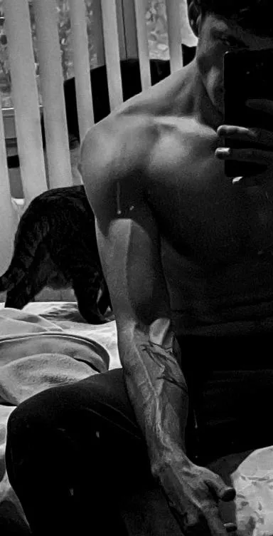 Who's in need of a daddy to worship ? posted by Savagedxk