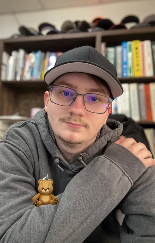 (21) Hi 👋🙂 by Aggressive_Dot_4722