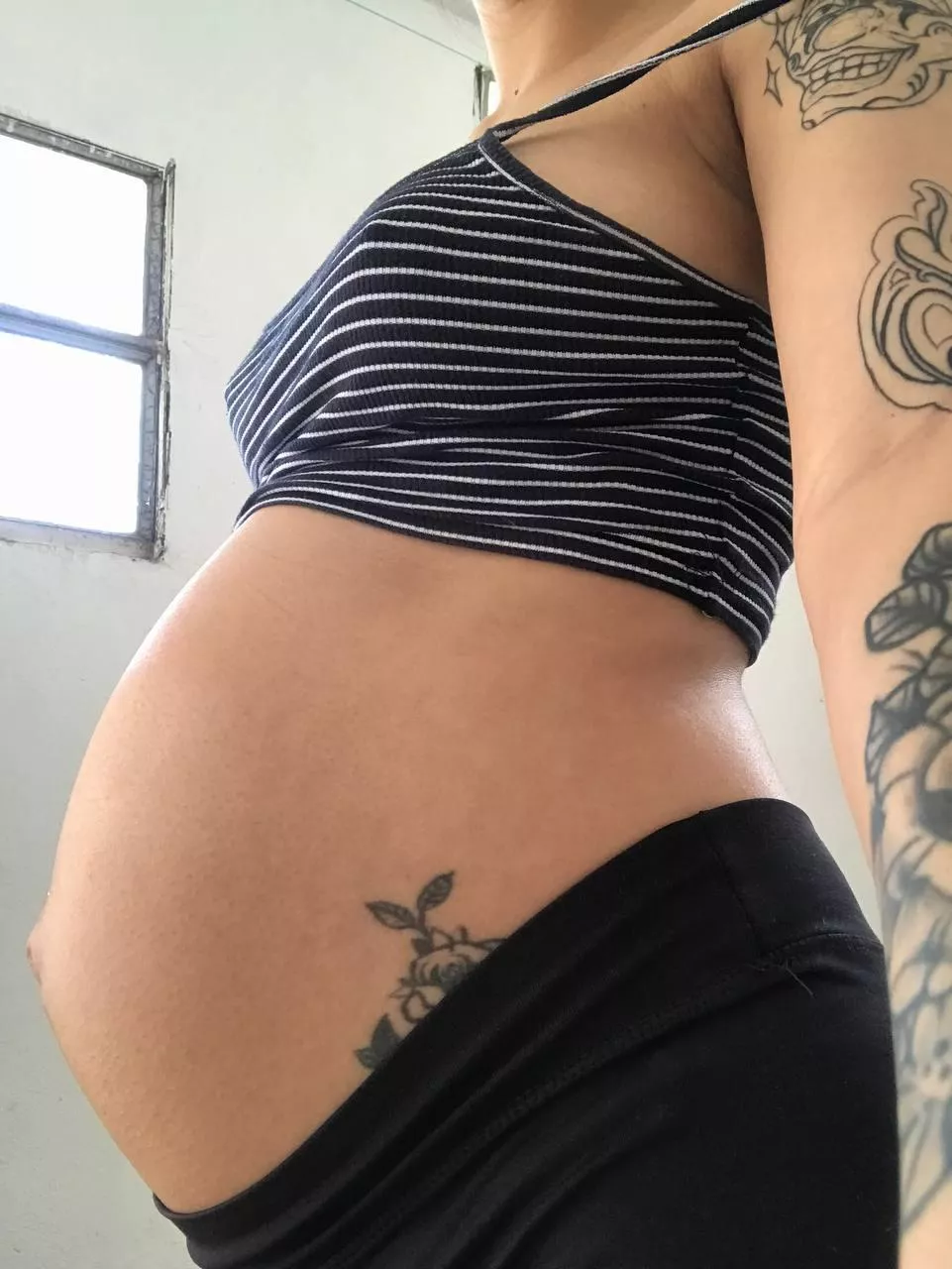 Big belly or big tits preggo? posted by Roxxx0