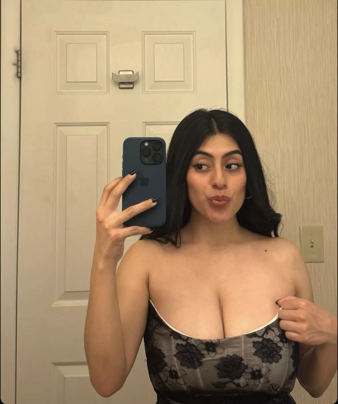 Big in black  posted by anonymous123456_