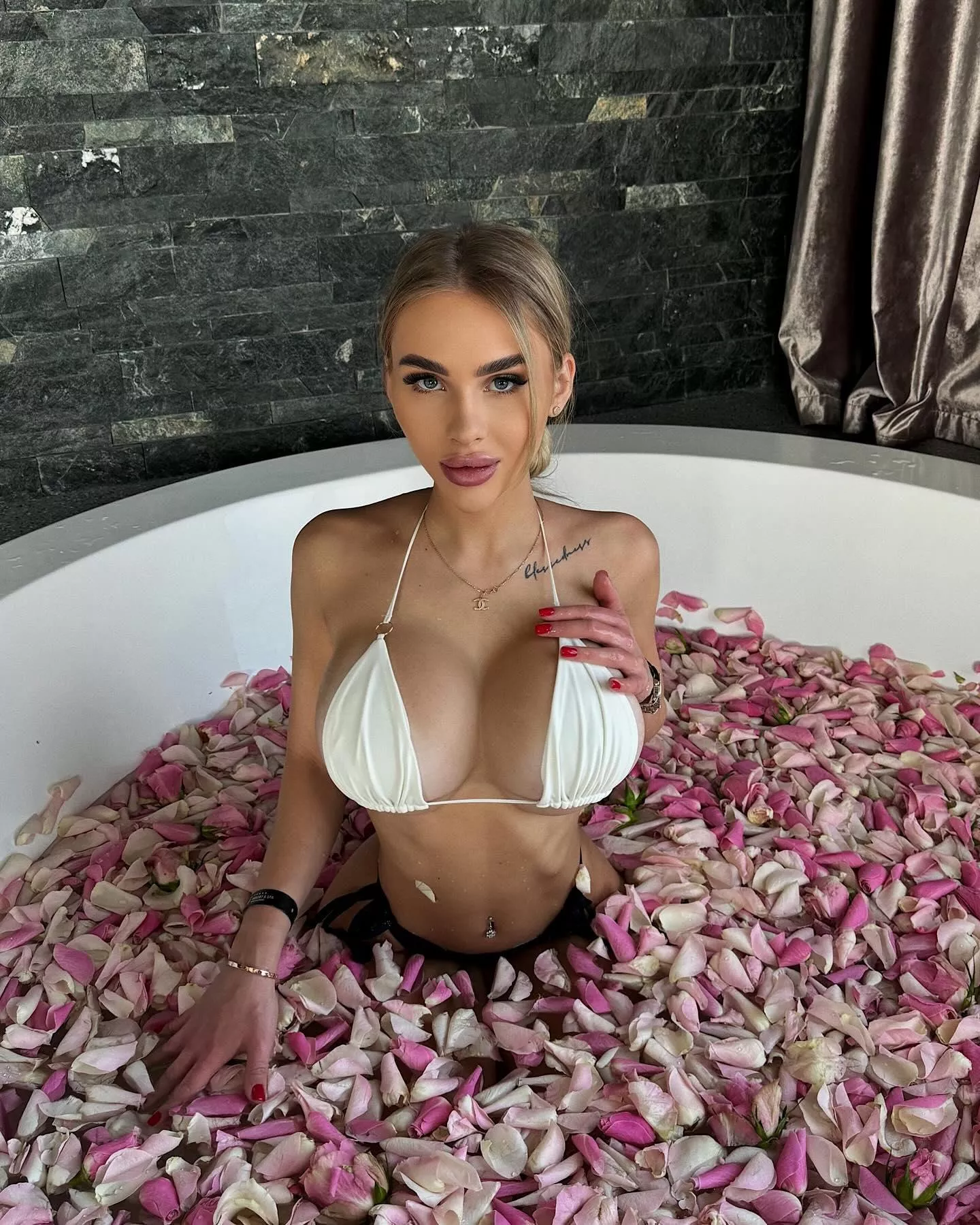 Bimbo Lisa posted by basegvd