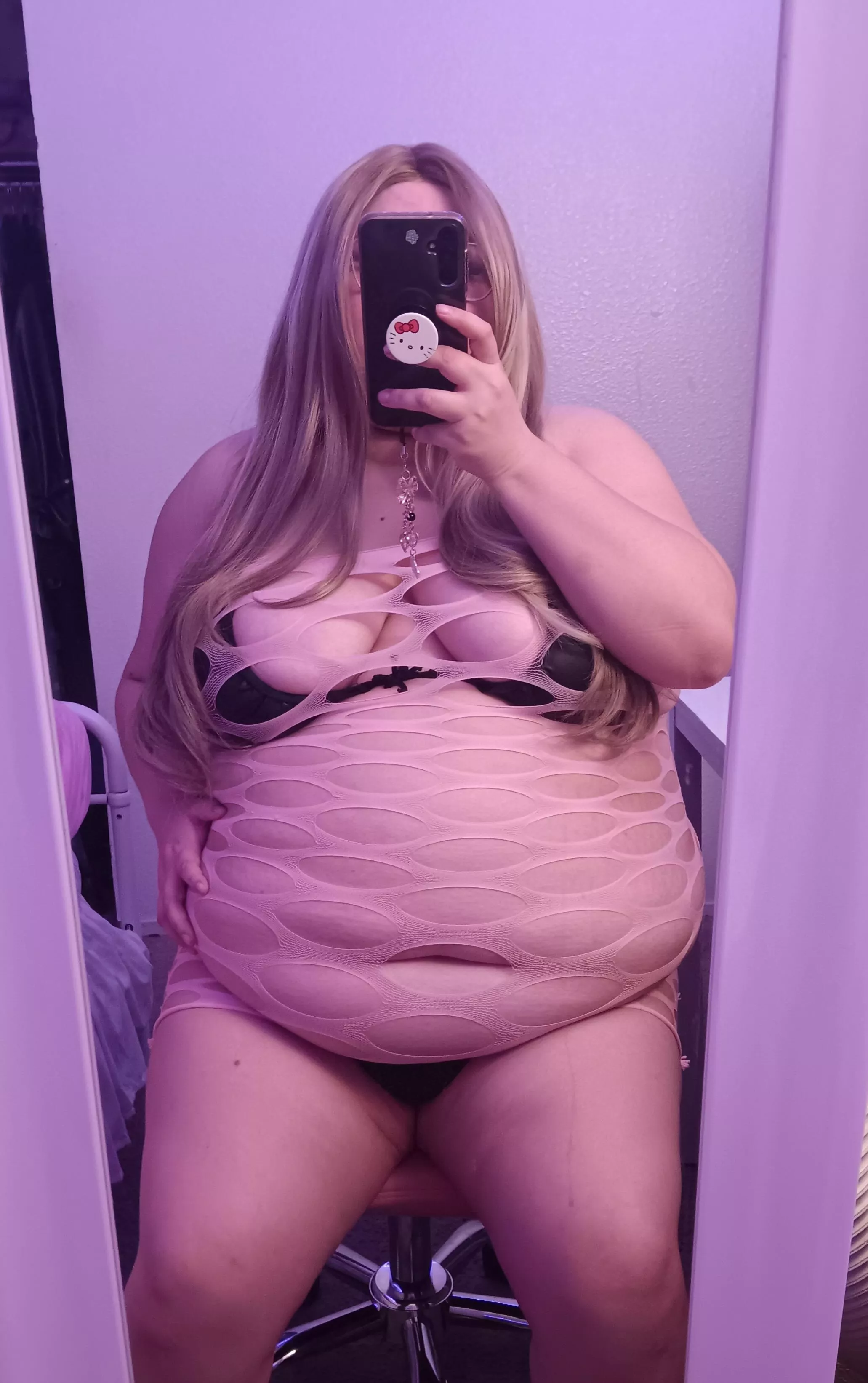 Bloated after dinner *burp* 🎀  posted by bimbolola4eva