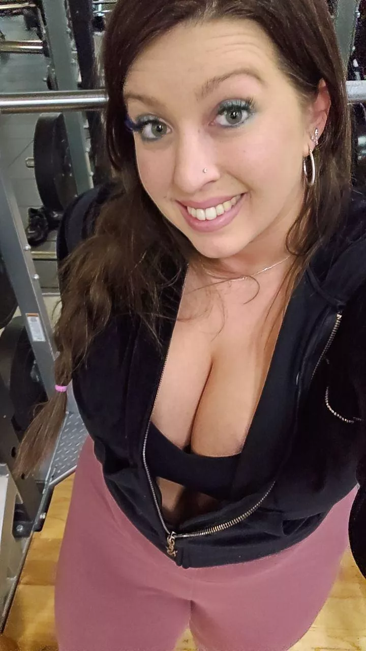 Braless at the gym  posted by Babylittlelo