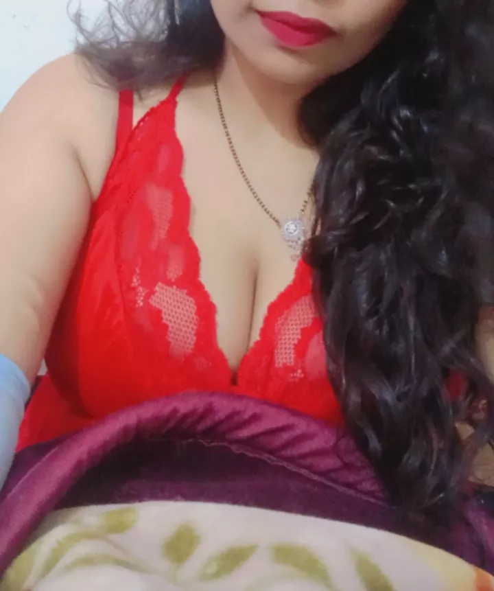 Cleavage is like the Sun. You can glance at it for only a second, but if you wear sunglasses you can look much longer🤤 posted by kriti_kash