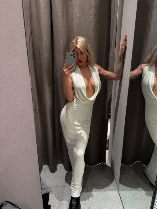 I trust my dress too much! After all, even the wind can blow up my cleavage by De_Loyri