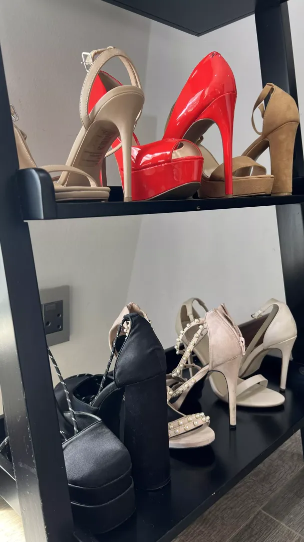 Kneel before my alter 👠🥵💕 by Chipmunk-Fantastic
