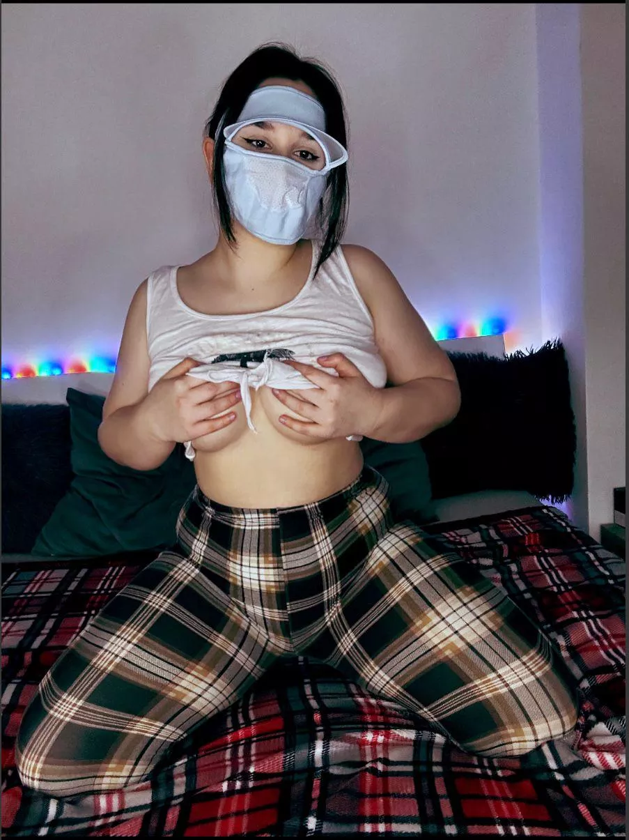 Thick and busty posted by Lil_Wicked_Evelyn