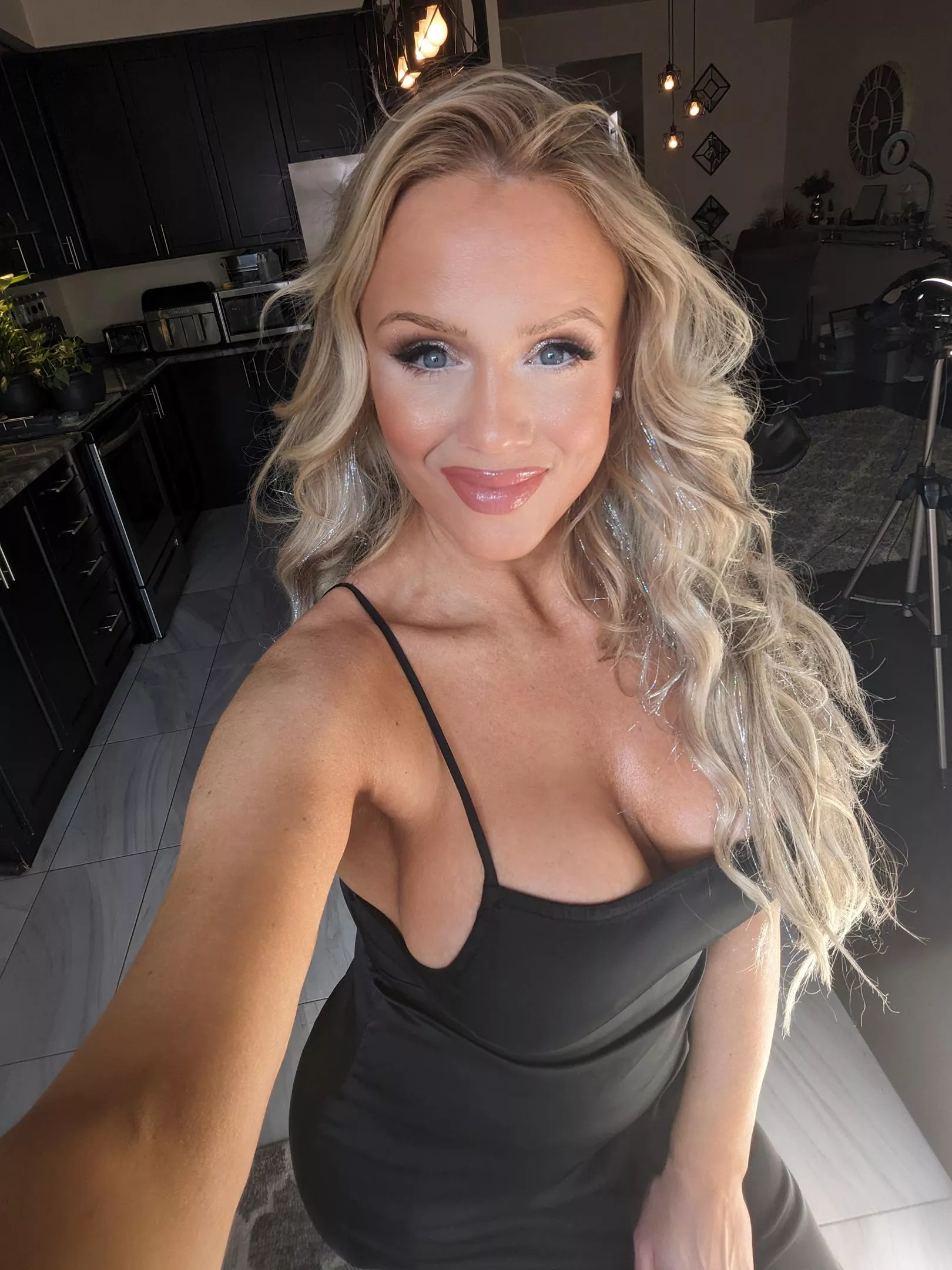 When the sun is out so is the cleavage  posted by hairstylist1989