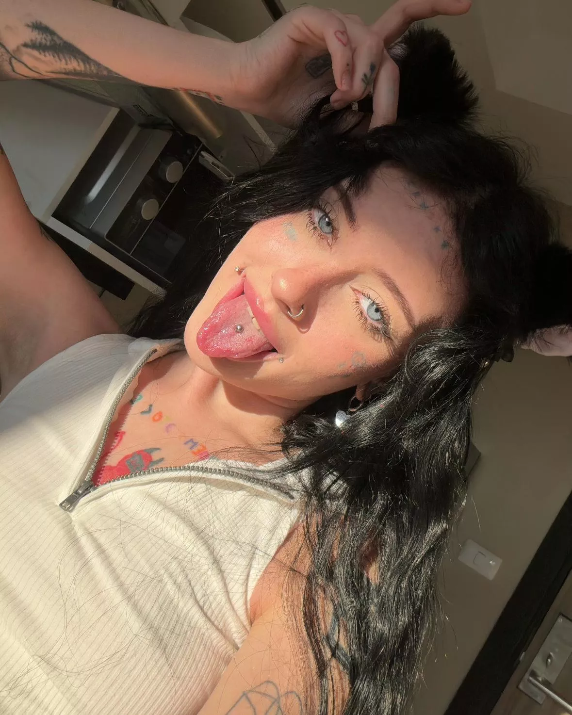 you'd like to play with that cute cat, wouldn't you? posted by SeductiveHottie