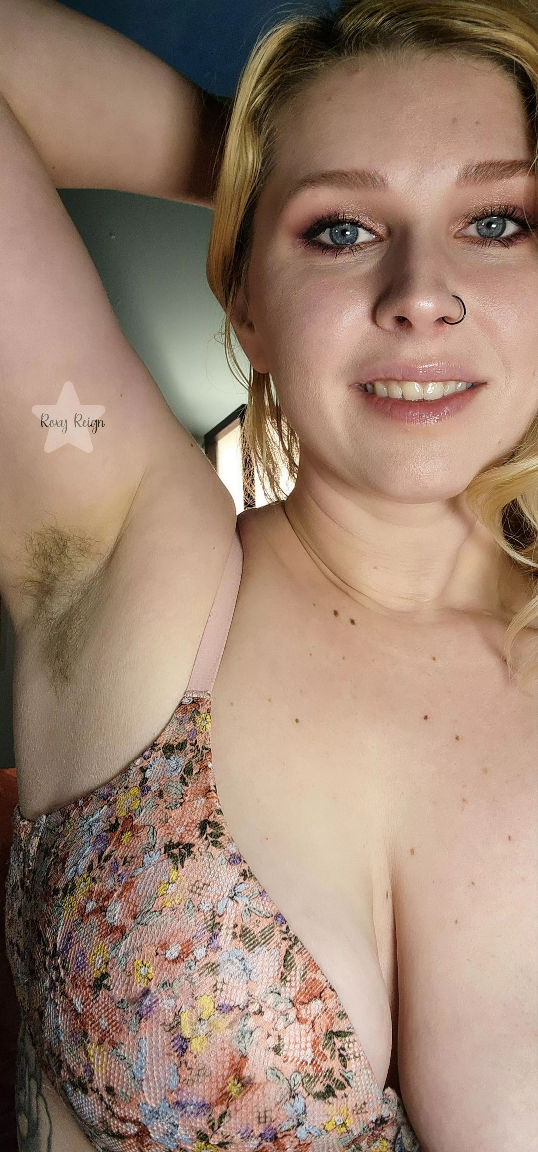Delicious hairy pits  posted by RoxyReign18