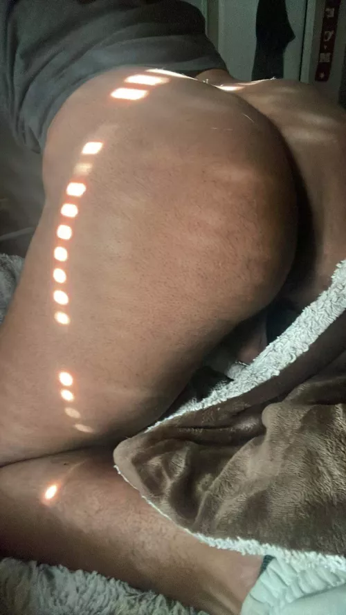 Hold on to these handles and press center to start  by makeupboyhills