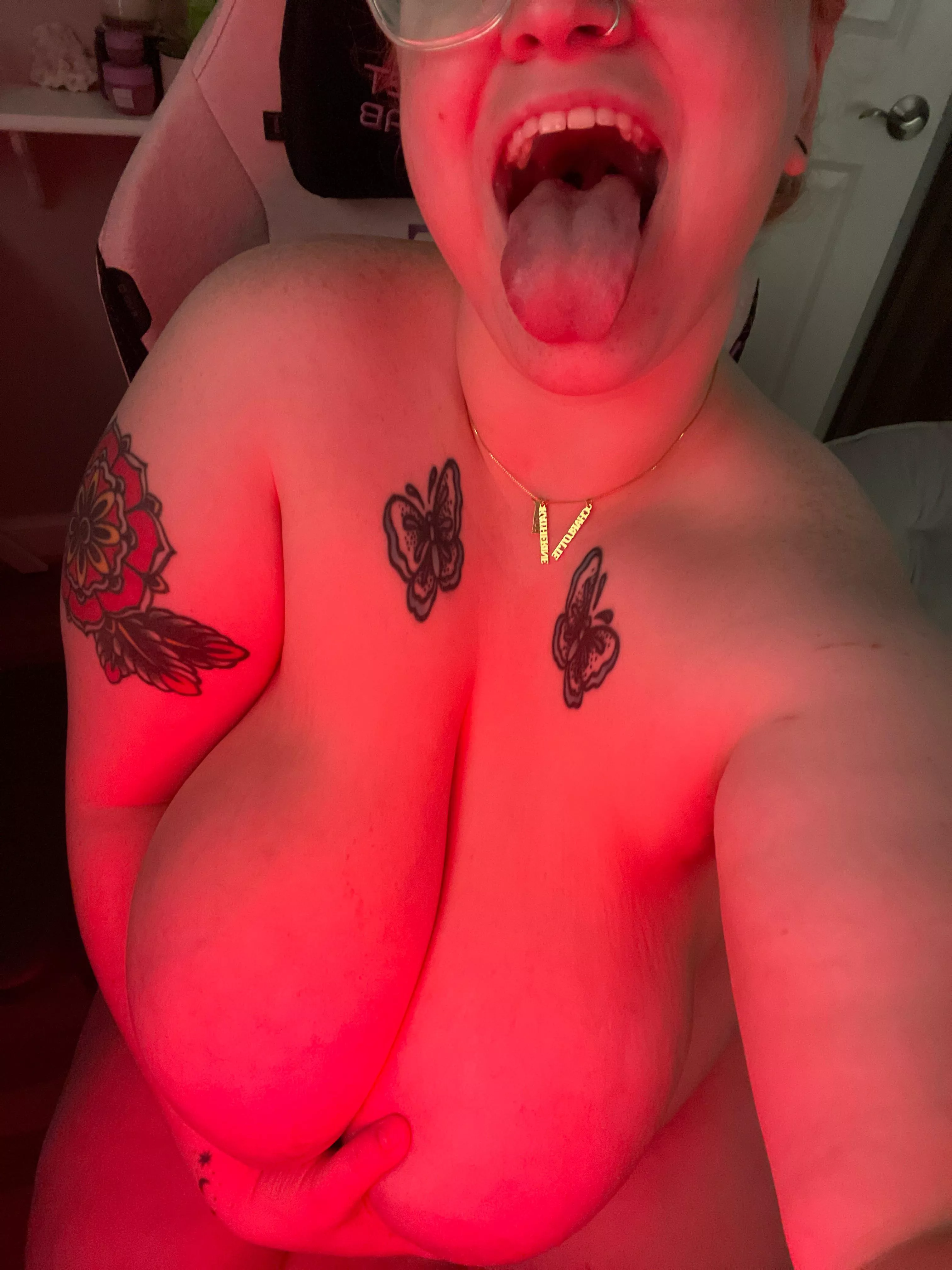 Holding my heavy Tits and waiting for your load posted by kayyyteeemarie