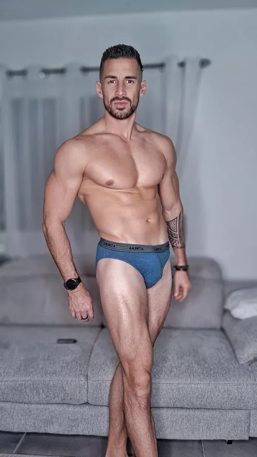 How i look? by Benjoyoff