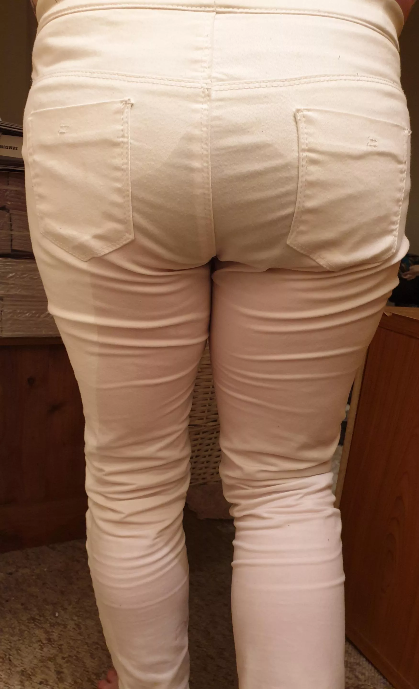 I couldn't be bothered to take my jeans off or go to the toilet, so I just fully wet myself in the kitchen while I did the washing up 😋 anyone else like nonchalantly peeing yourself like this just because it feels hot? 🔥 posted by AliceWetting