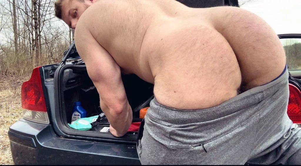 Let me help you change that flat  posted by muscledadddyxxx