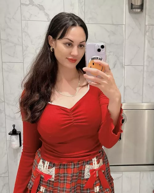 Selfie busty by maxxxisss69