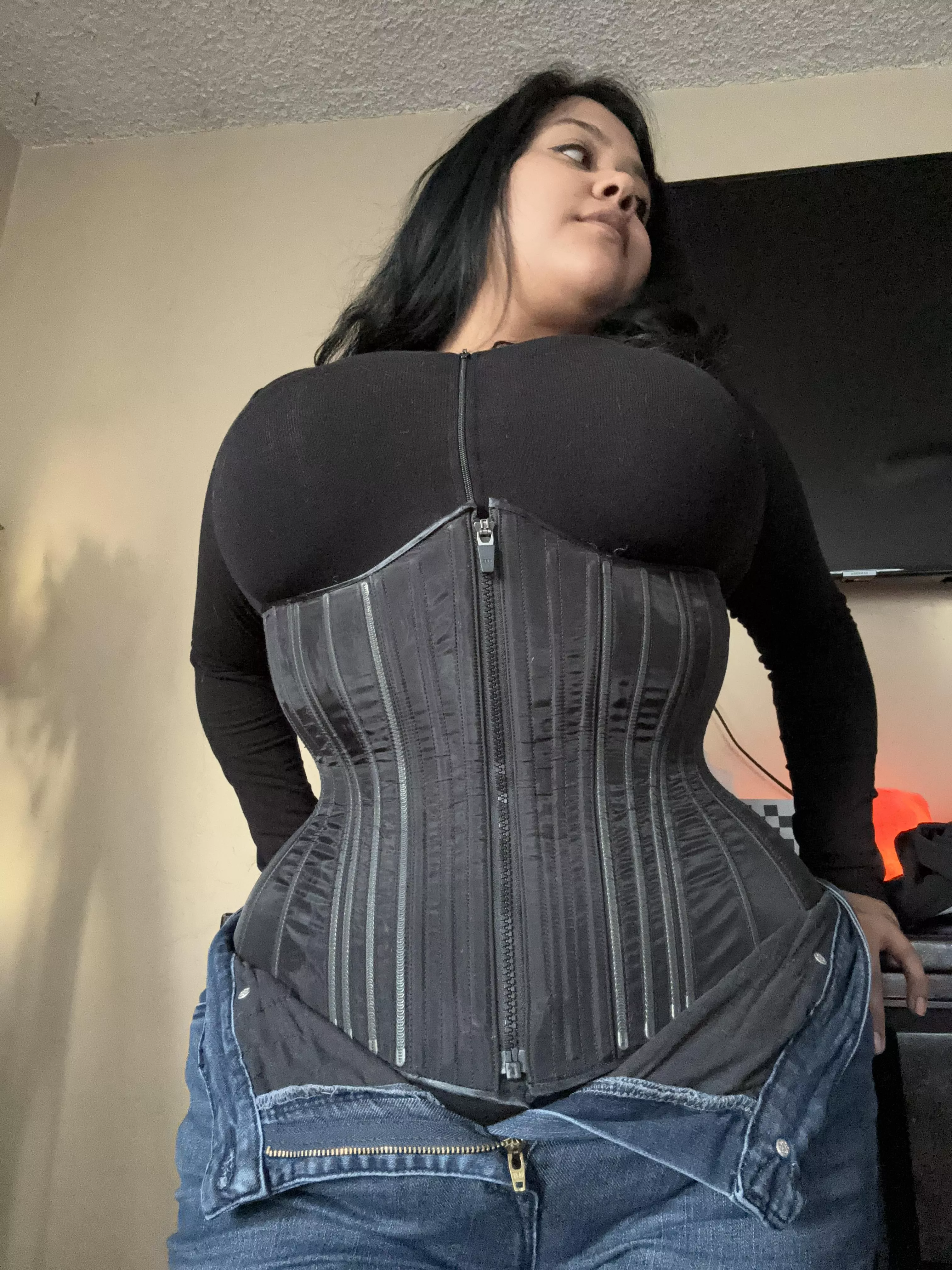 Shaped like an hourglass  posted by yummmicecream