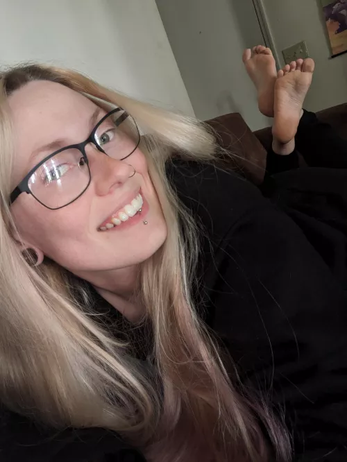 Who doesn't like seeing some feetsies by hardvoregirl