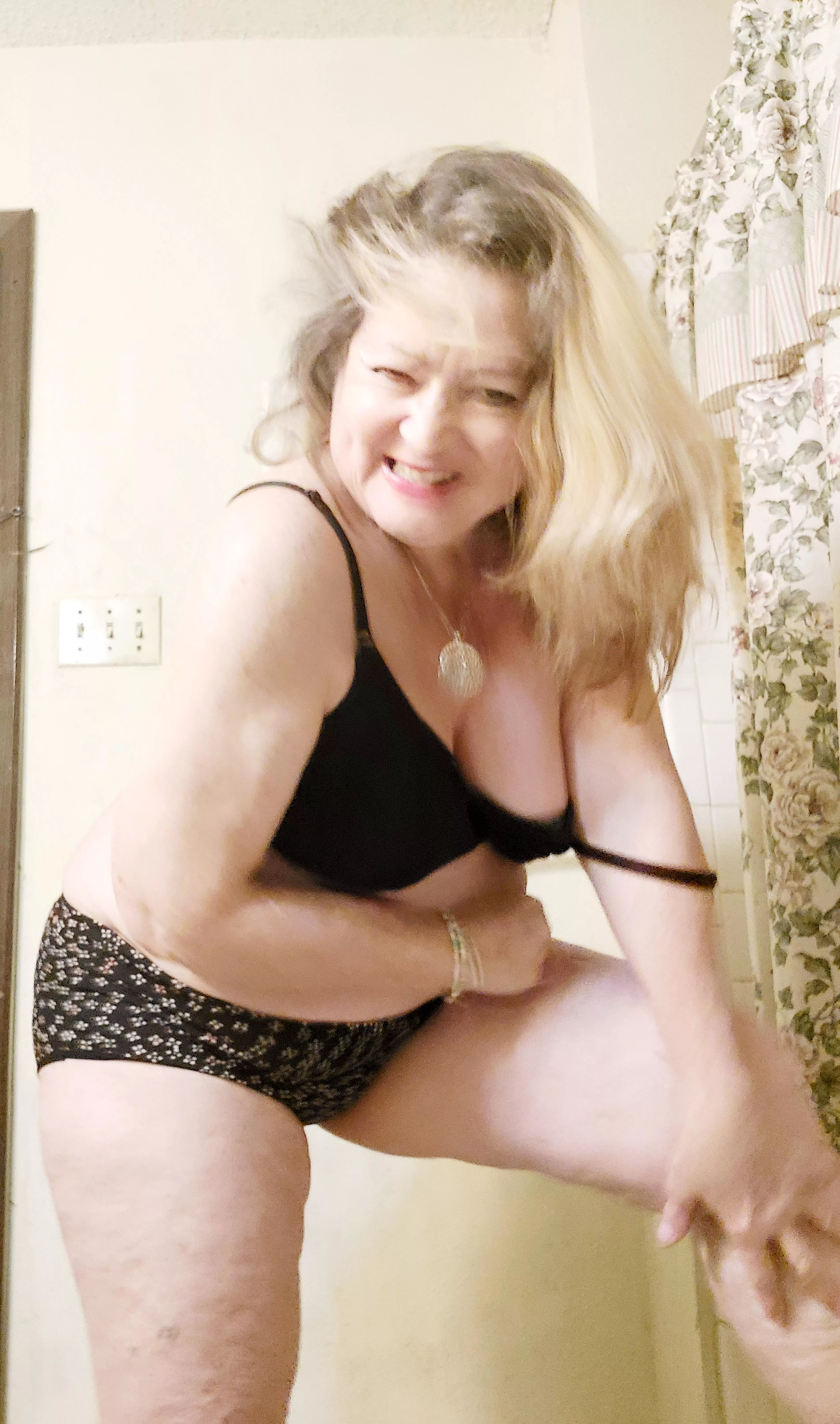 Come and pull my bra and panties off posted by blondiedi1223