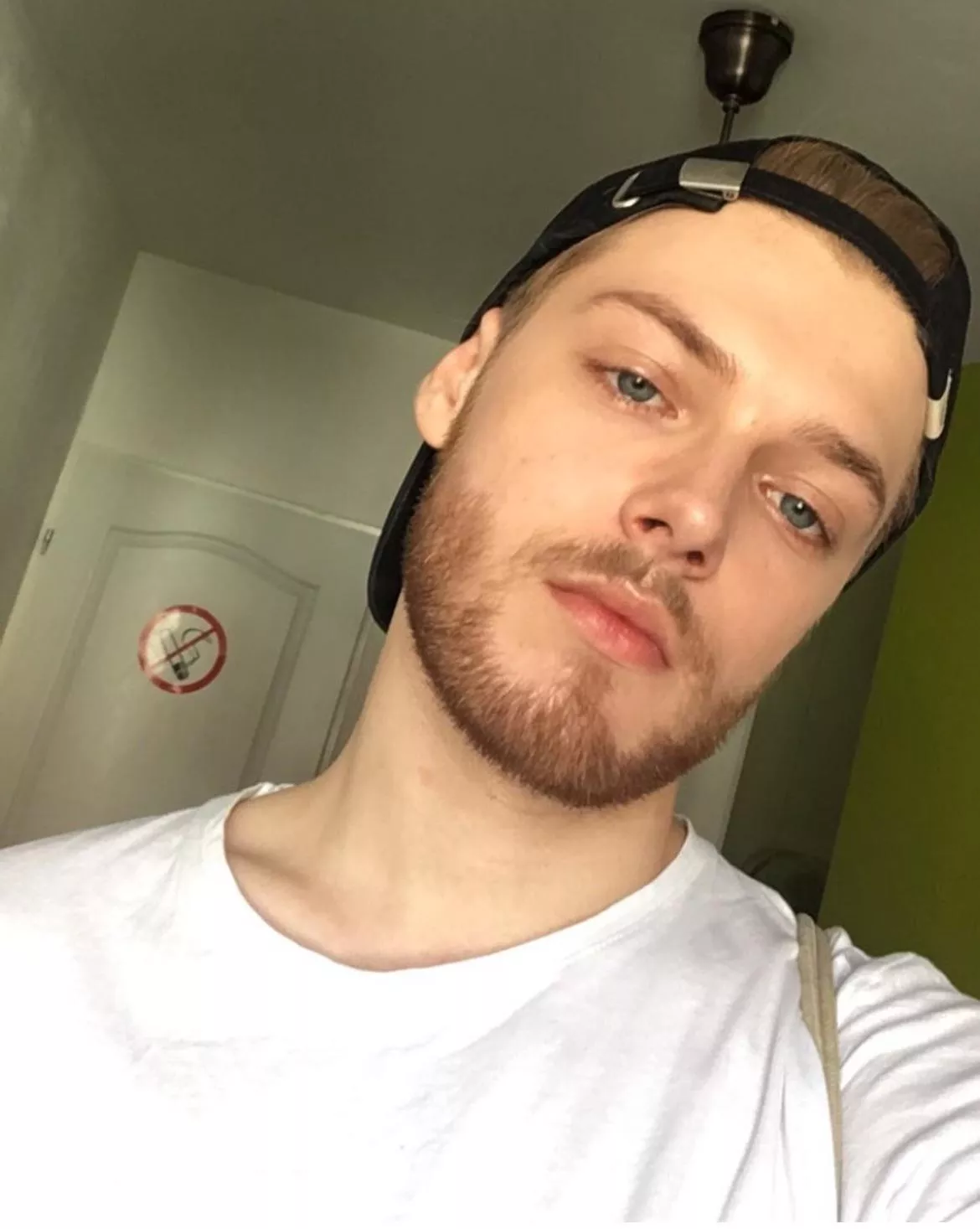 Hey boys 🫦 posted by bazingaballz