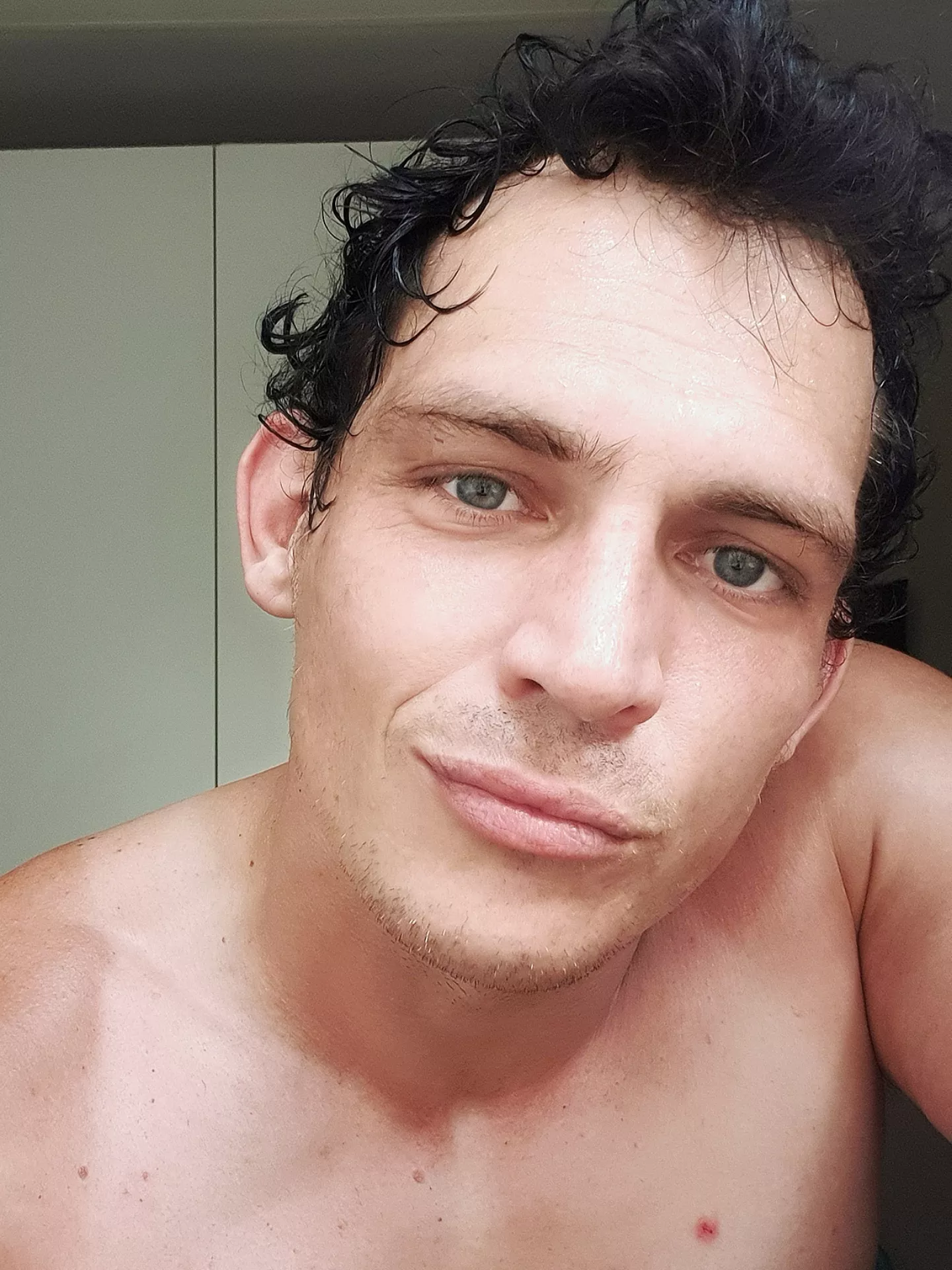 Hi everybody, just a friendly Thursday morning hello selfie, have a great day☺ posted by Fila4000