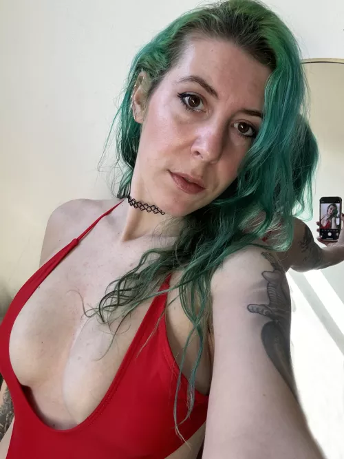 Plunging in red [image] by sirenskiss3