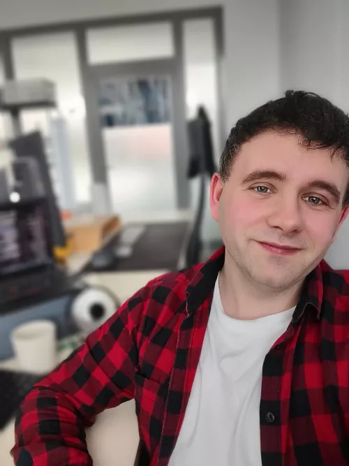 Rough day in the office. I wouldn't say no to a long hug. Hope your day goes smoothly, guys! Greetings from Poland :) by Matthan91