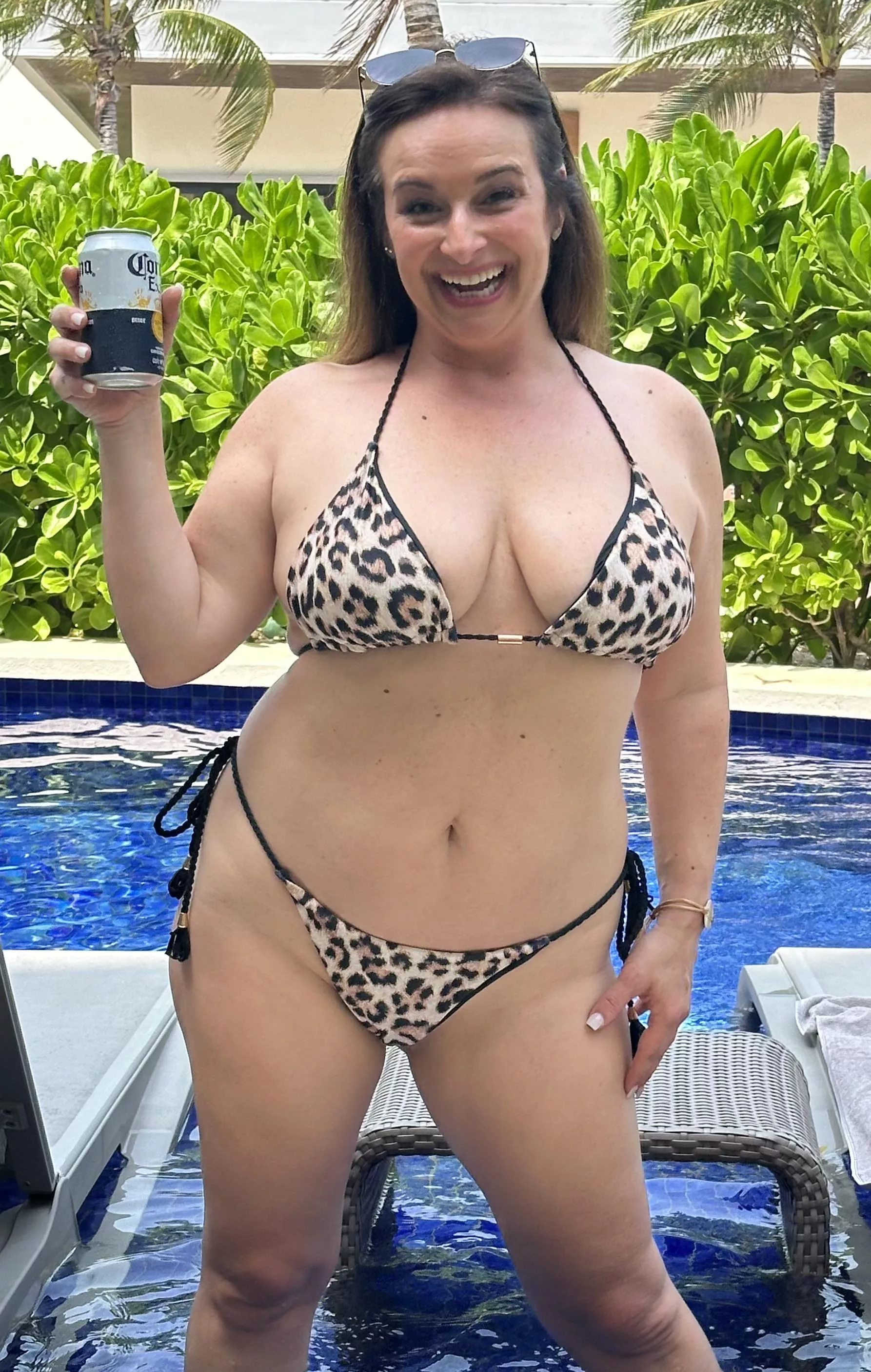 Sexy thick milf 45F posted by sophienextdoor