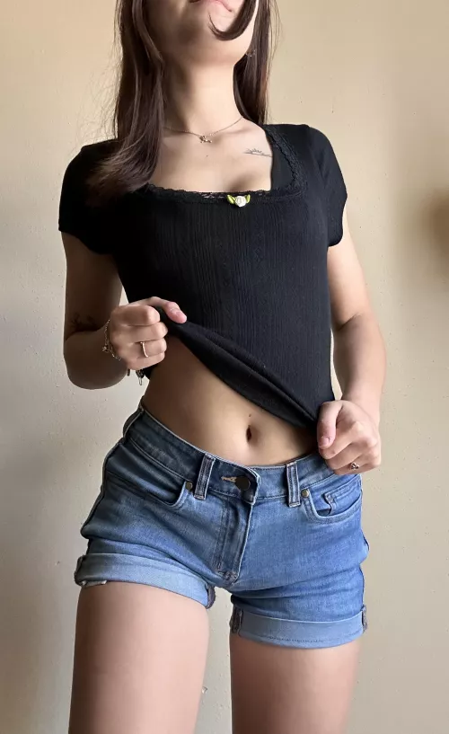 Thinking about dying my hair black, should I? 🙌🏼😋 by Lunaxxbelle