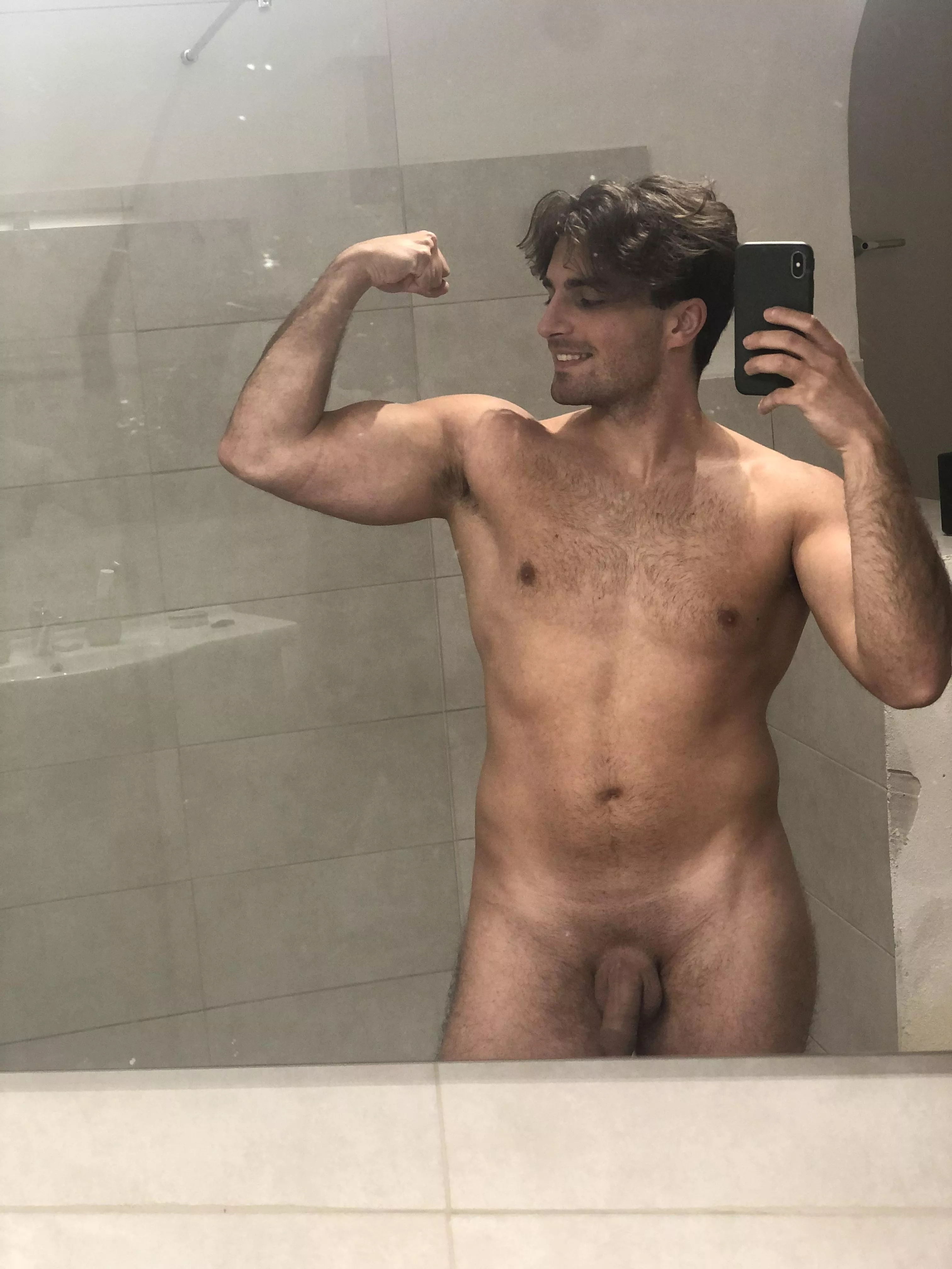 Chest hair  🤤 posted by HardHors3