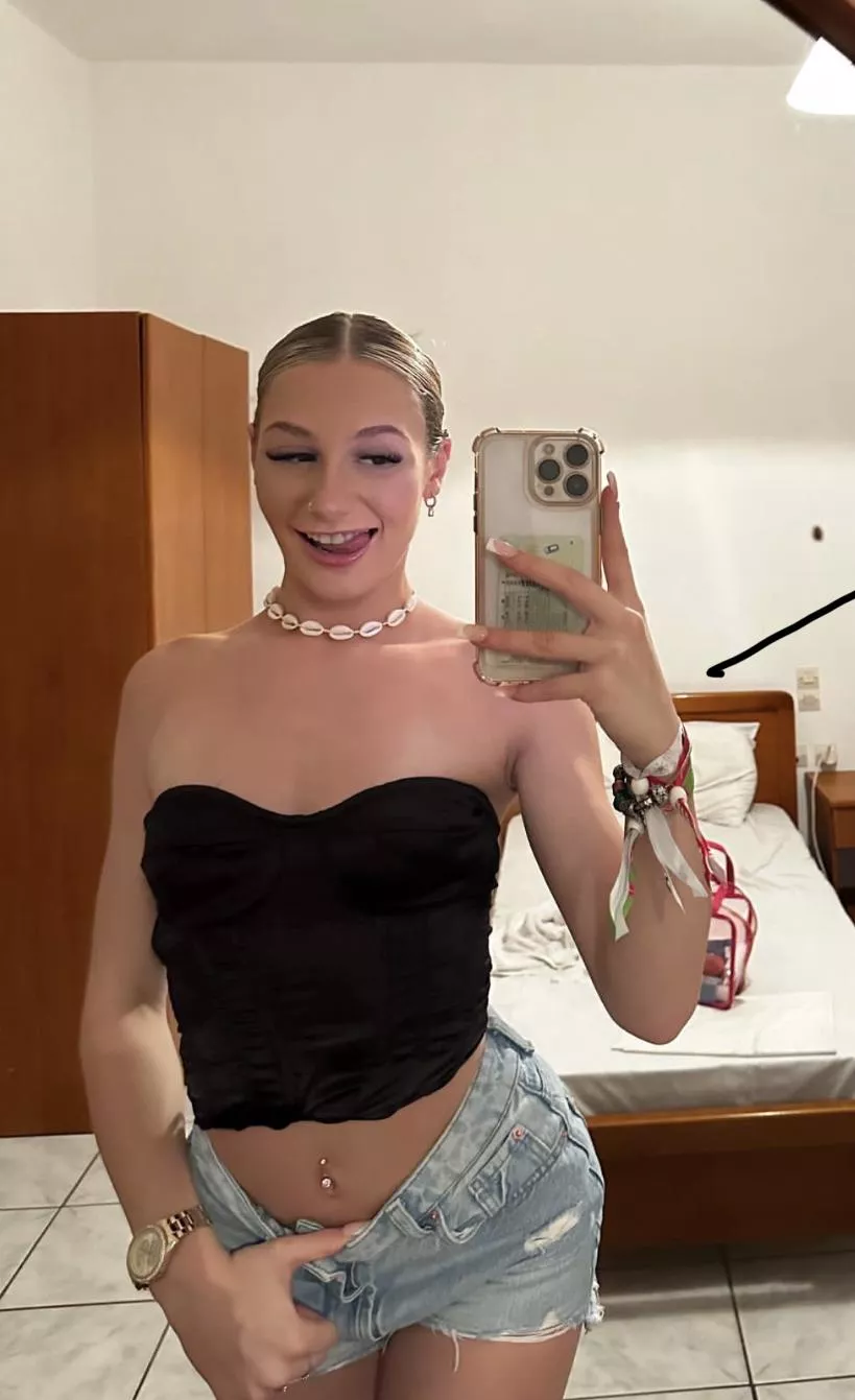 do i look sassy or classy xx posted by Charming-Fact-9794