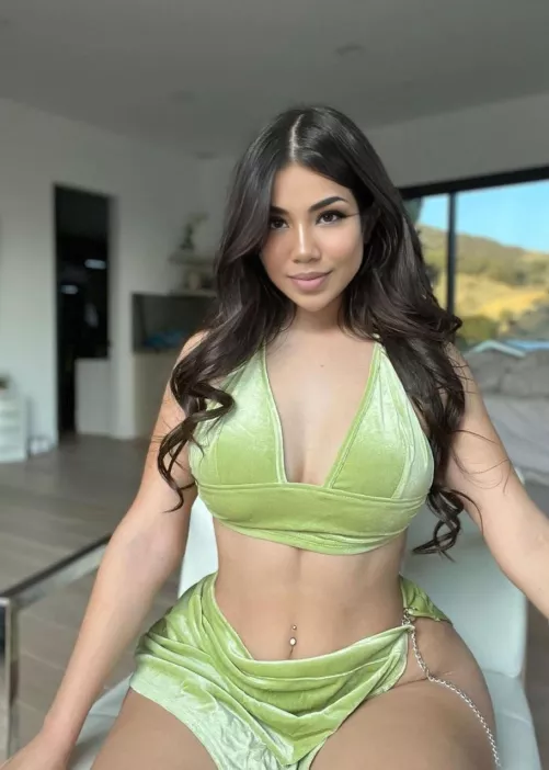 Green makes me look classy  by sofiachilli