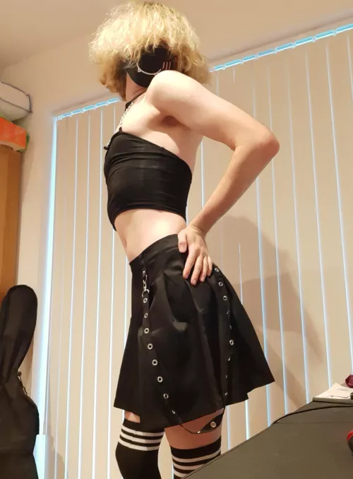 messy floofy hair or tummy out >.< which is better? by Fembozzie