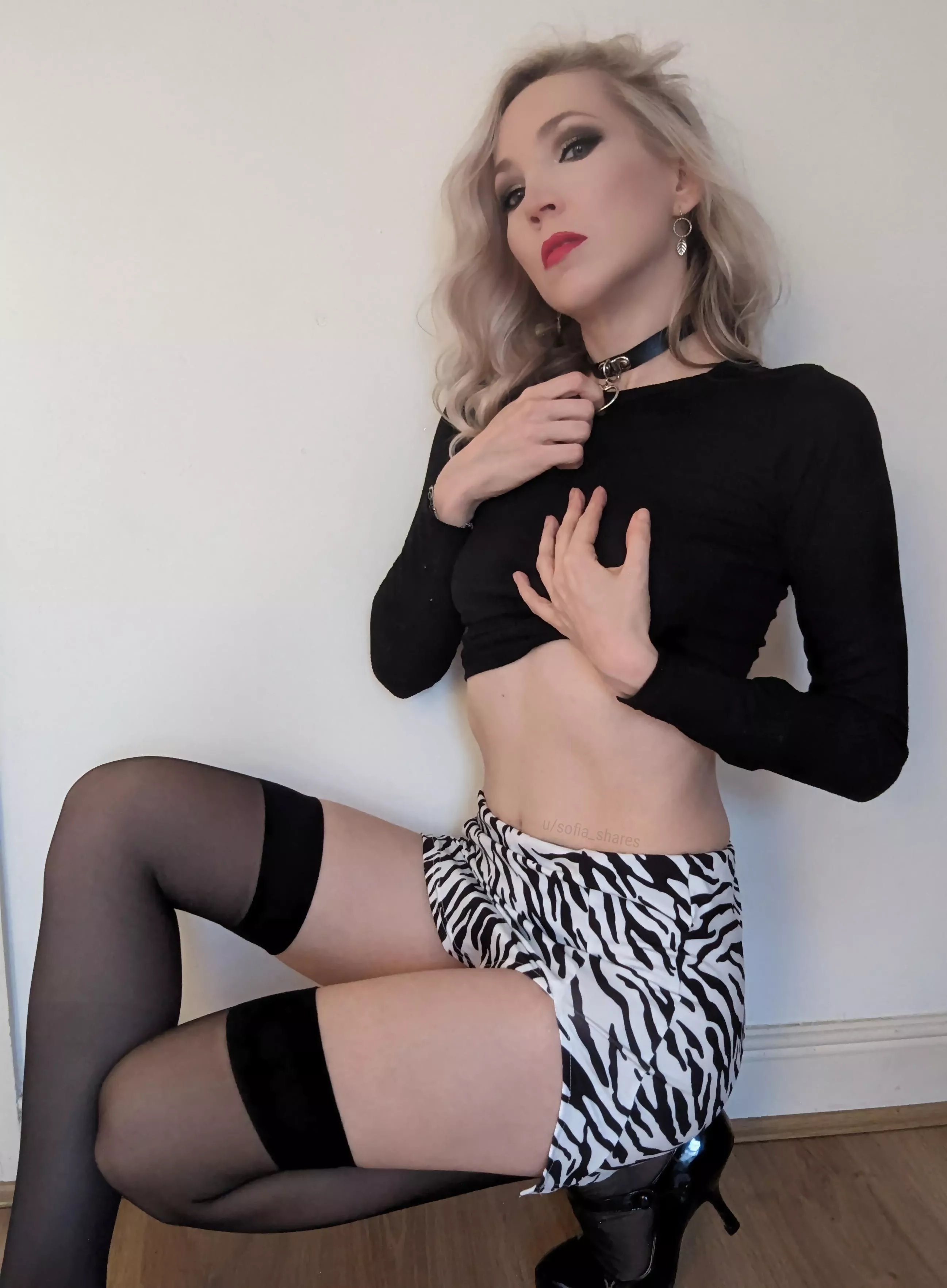 Not sure if it's the skirt, hold-ups or collar…but I love this outfit 💋 posted by sofia_shares