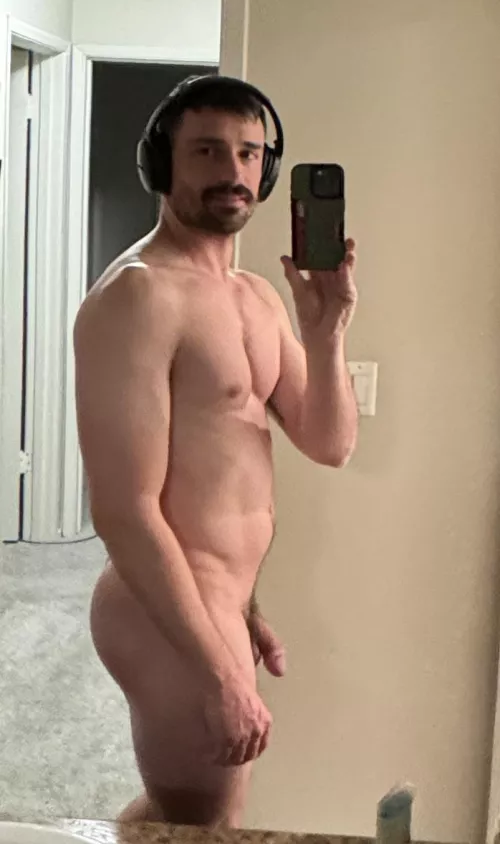 One grainy little nude couldn’t hurt, right? by yahtzeeXwalk