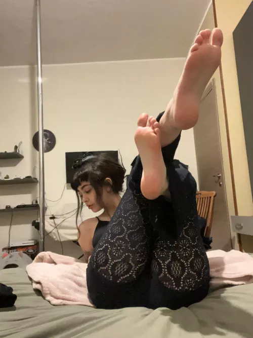 say yes if you would worship my feet :) by mistressyagami