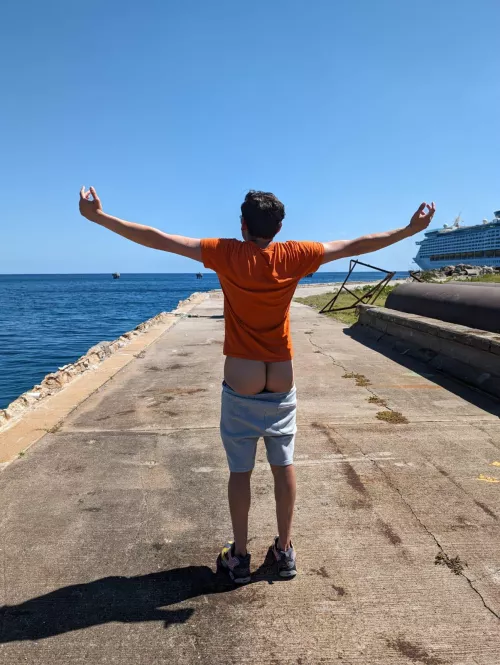 The sea breeze feels so amazing!  by Fluffy-S