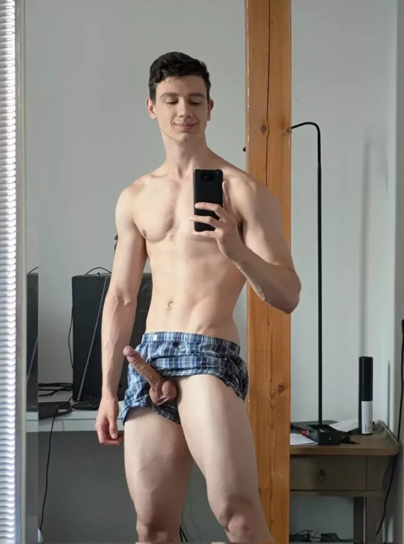 Woke up with a rock hard cock posted by leandavexx