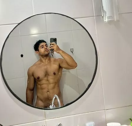 [24] Photo of boredom in the bathroom because I don't have any brothers to have fun with me today, anyone available? posted by Yolanda_Ramirez