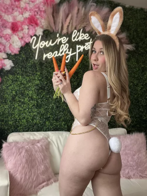 Bunny’s love their carrots ;)  by Samanthas_secretxo