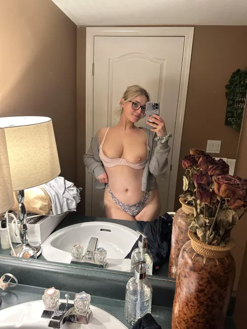 happyyy friday😉 by ameliaamoon