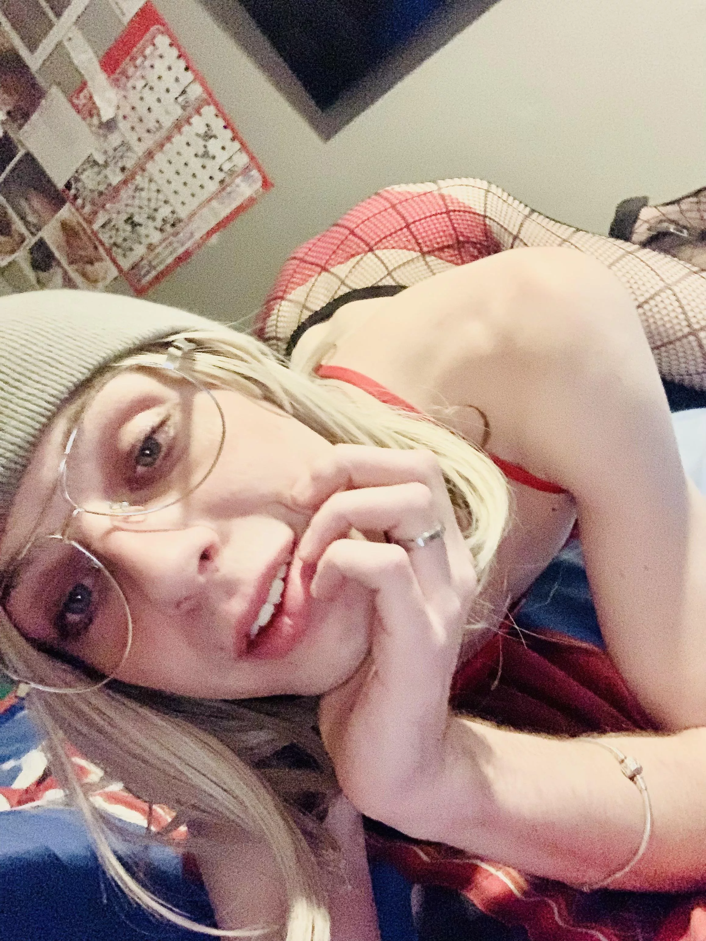 Hi im new here 👋😬 posted by Violaskye11