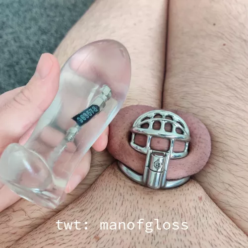 Keys close but securely inaccessible. I call it the keyplug by manofgloss