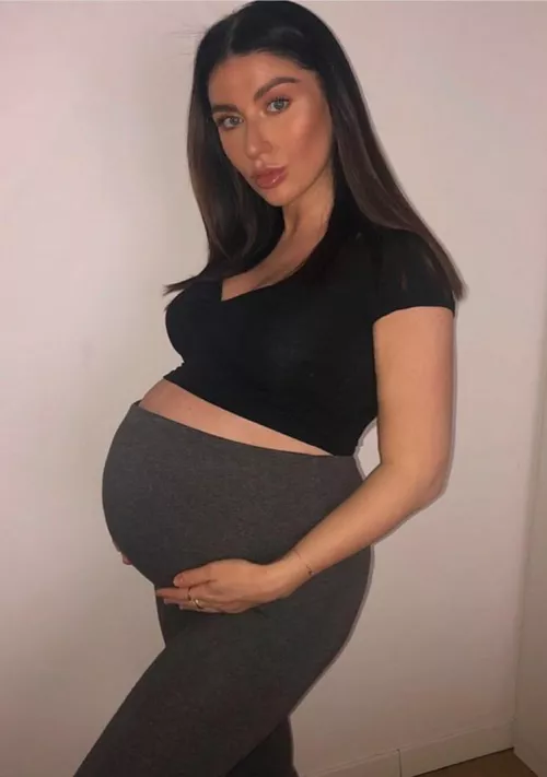 My wife is pregnant but I'm still a virgin... by LK_002