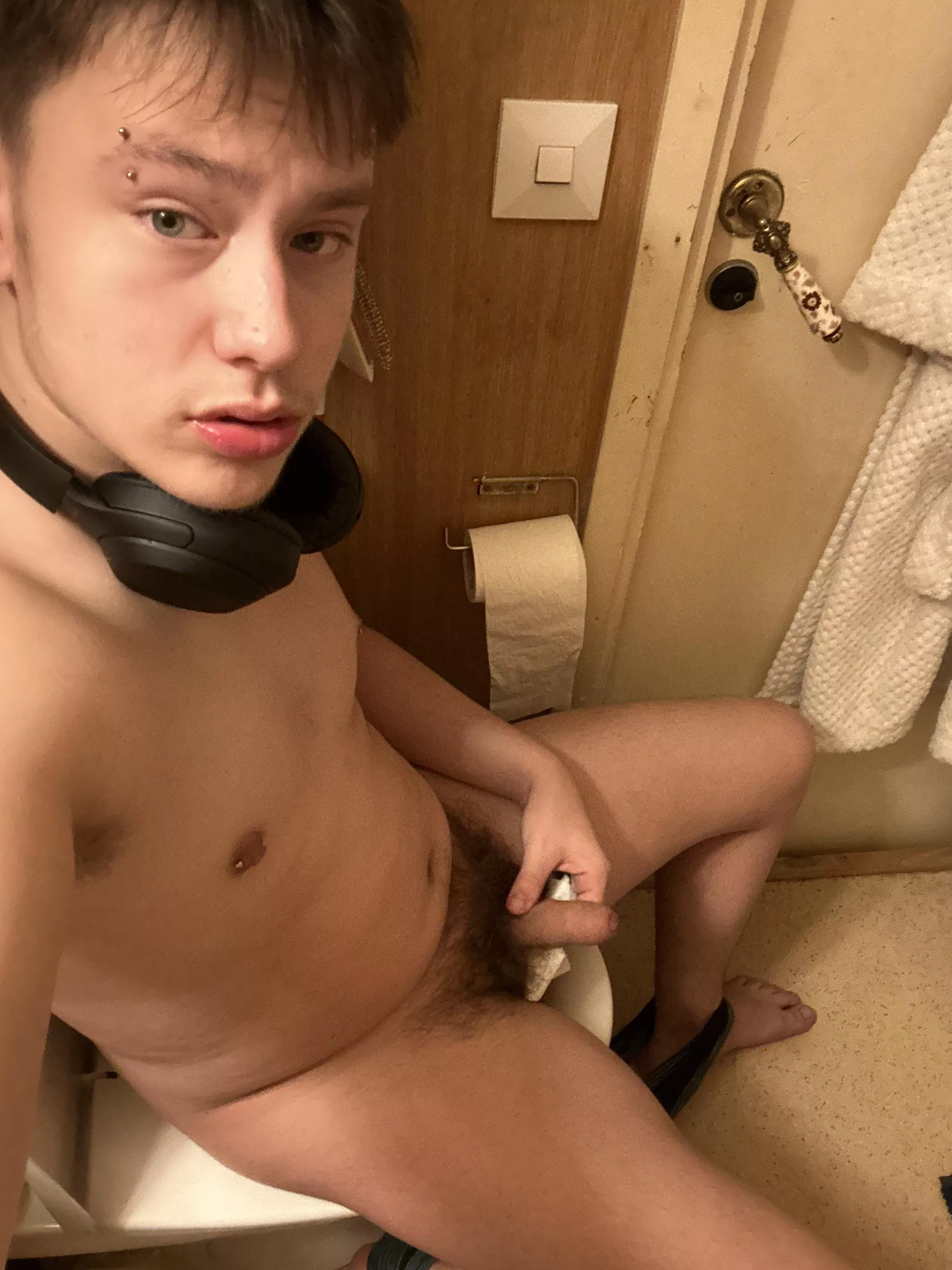 Quick tell me if you wana sip of my pee cuz I really gotta empty my bladder😵‍💫 posted by Favoriteteenboy