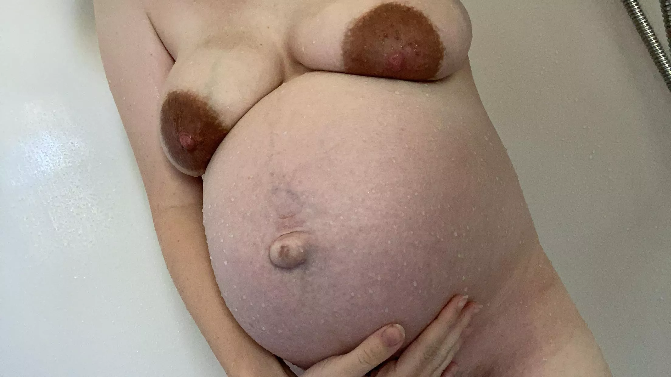 Showers make me so horny 💕 posted by xLucyLavax