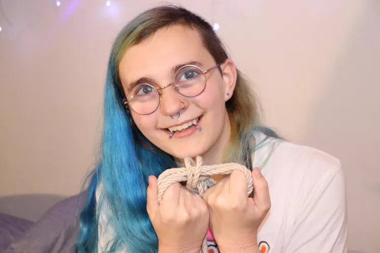 Sneaking out of the cuffs while the dom is getting a drink by Mercy_Minx