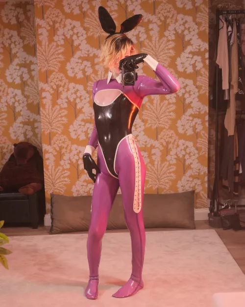 Suit so tight you can see the belly button outline ^^ by Felexiia