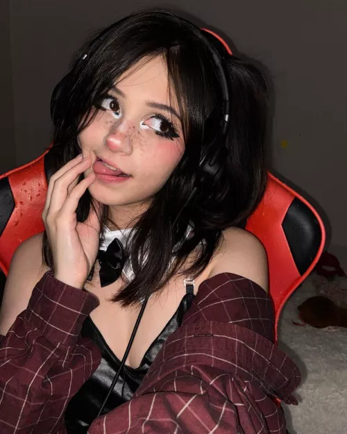 Who here could use a petite gamer nerd babygirl to cuddle and fuck by Pair-Worried